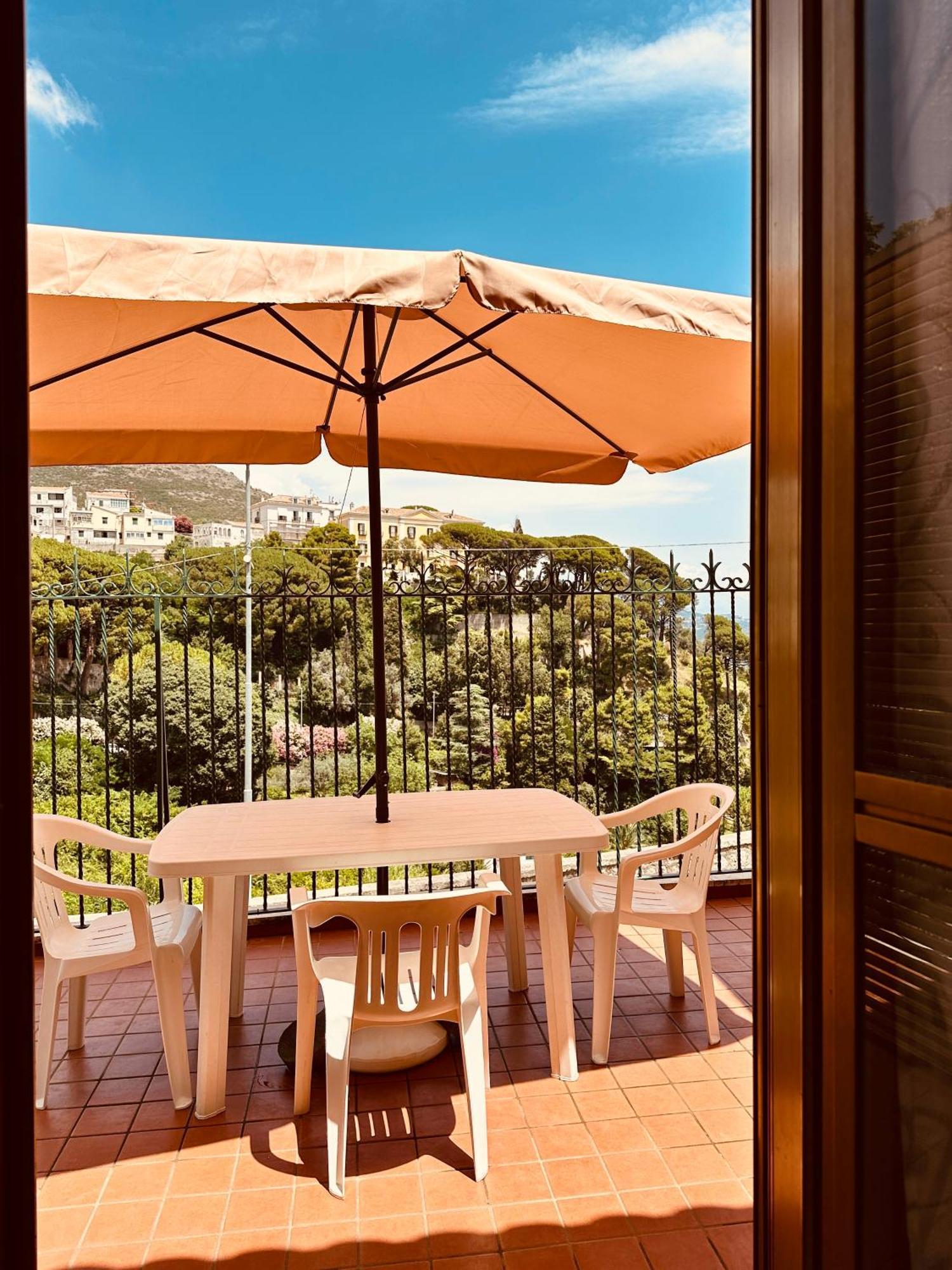 La Casa Gialla Vietri Bagian luar foto